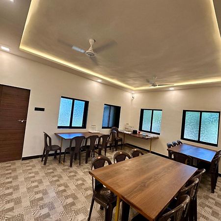 Sapphire Mansion Hotel Alibag Bagian luar foto