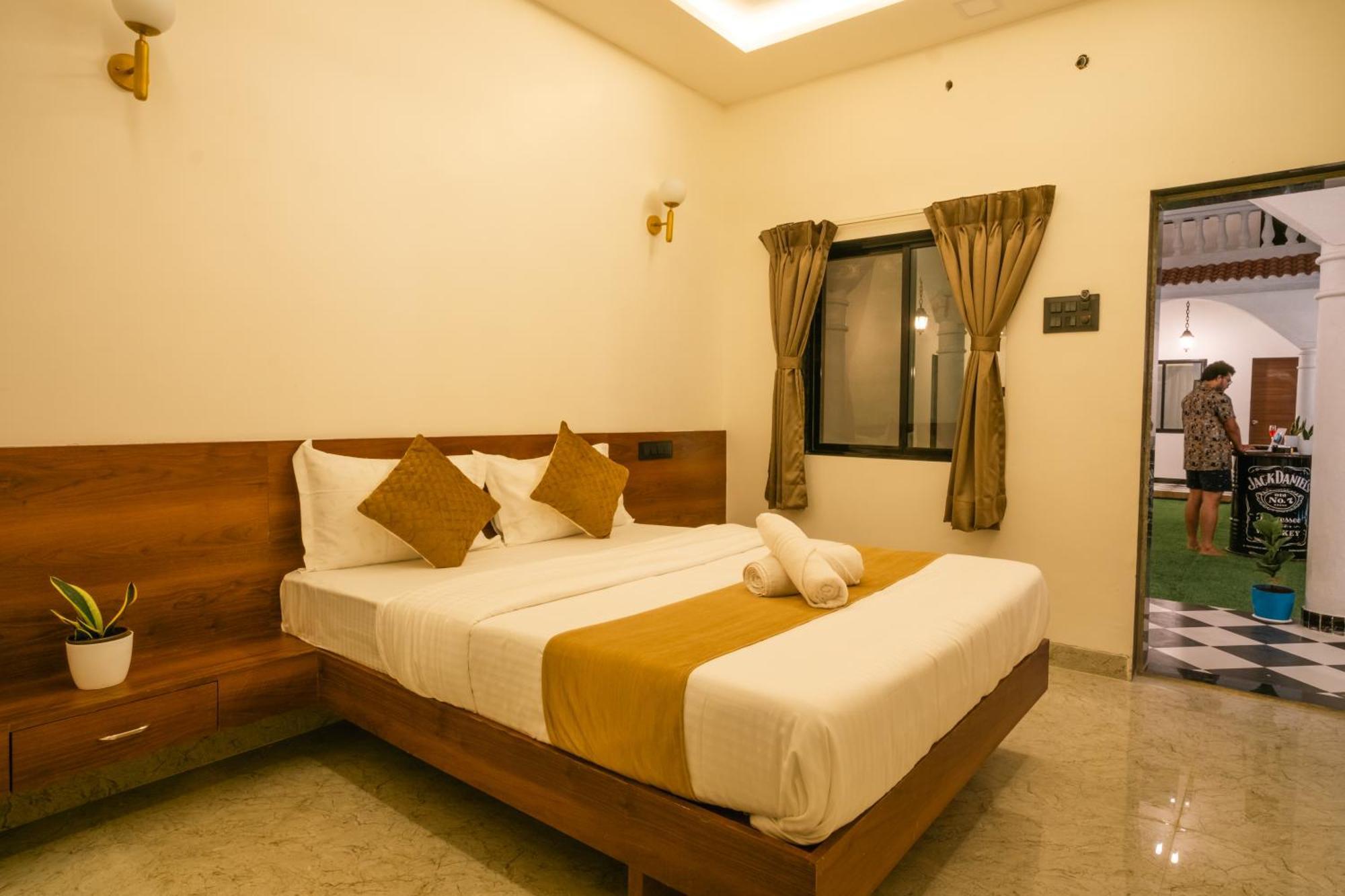 Sapphire Mansion Hotel Alibag Bagian luar foto
