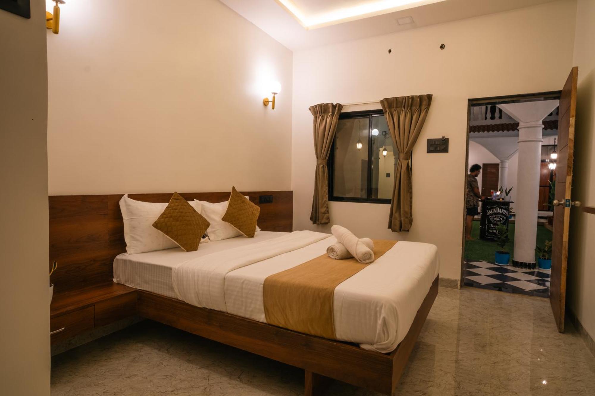 Sapphire Mansion Hotel Alibag Bagian luar foto