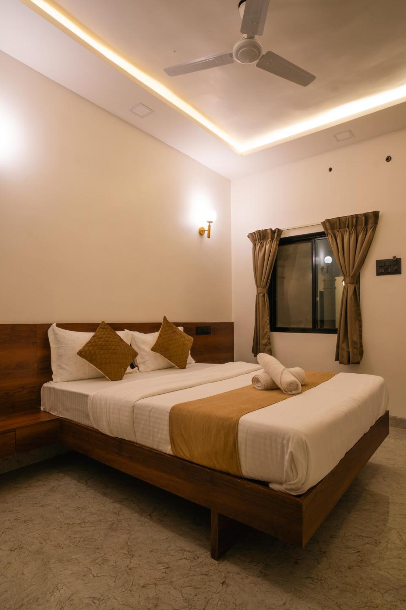 Sapphire Mansion Hotel Alibag Bagian luar foto