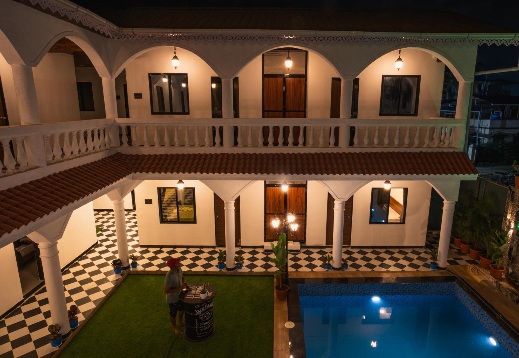 Sapphire Mansion Hotel Alibag Bagian luar foto