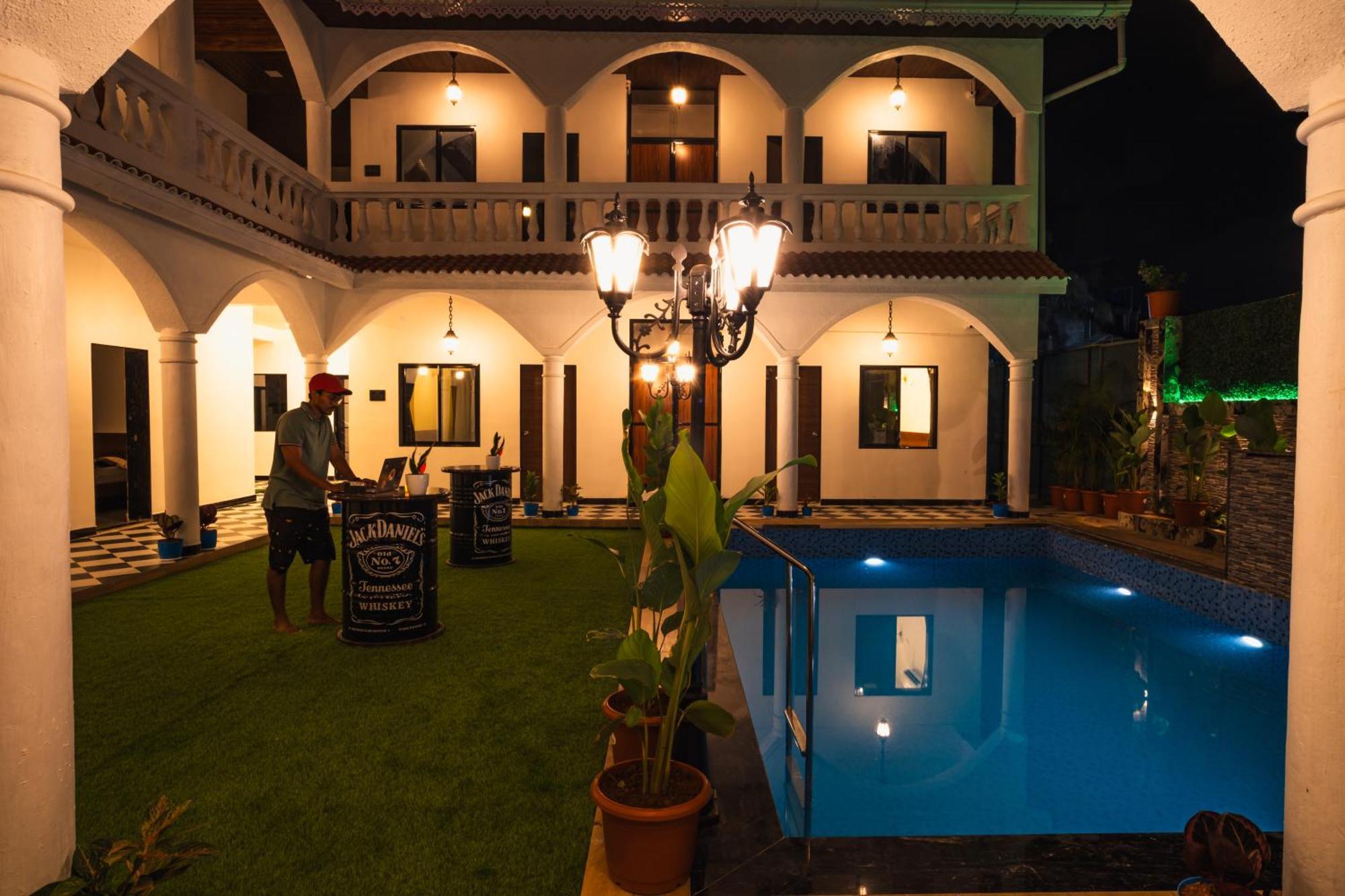 Sapphire Mansion Hotel Alibag Bagian luar foto