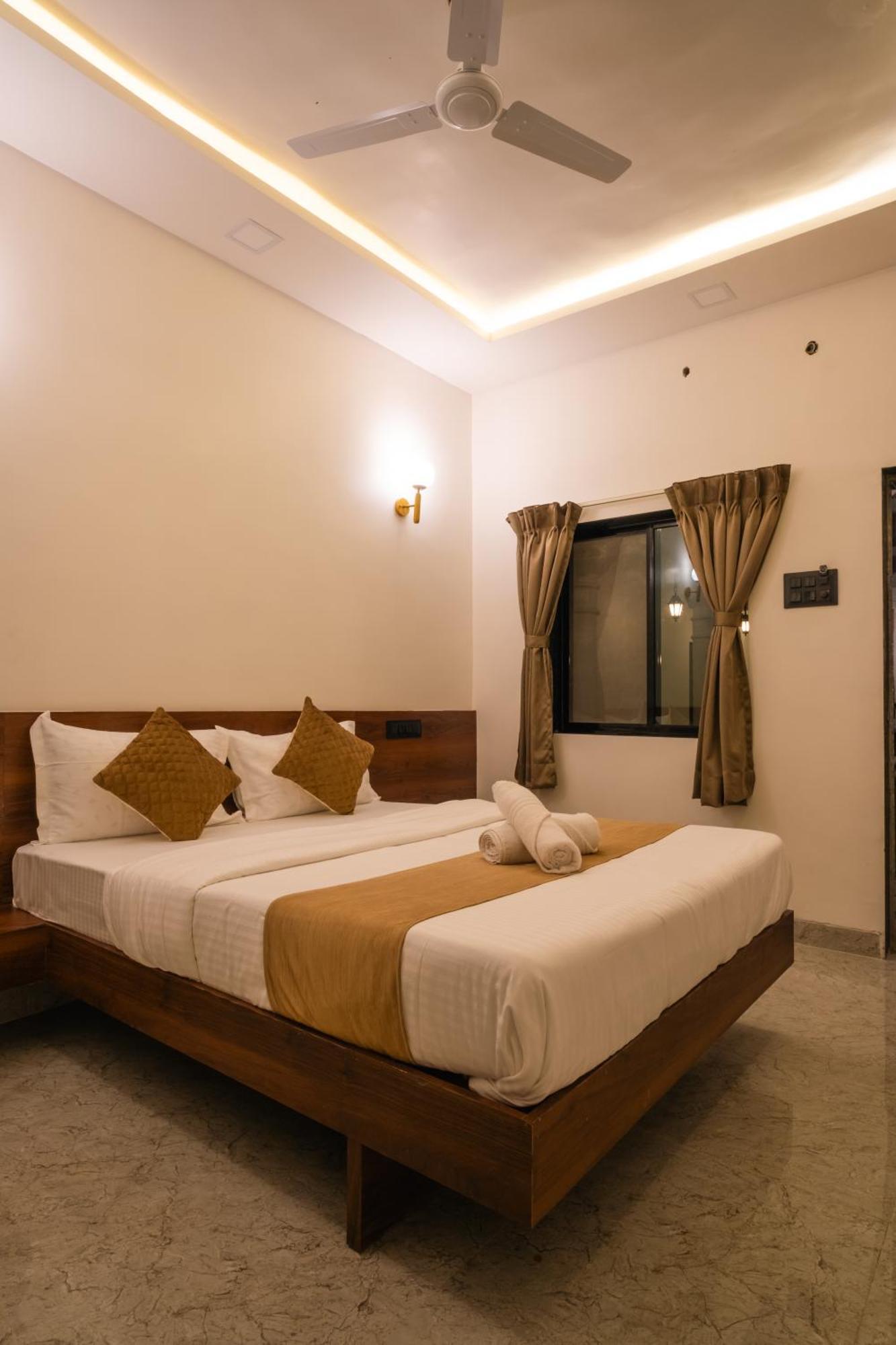 Sapphire Mansion Hotel Alibag Bagian luar foto