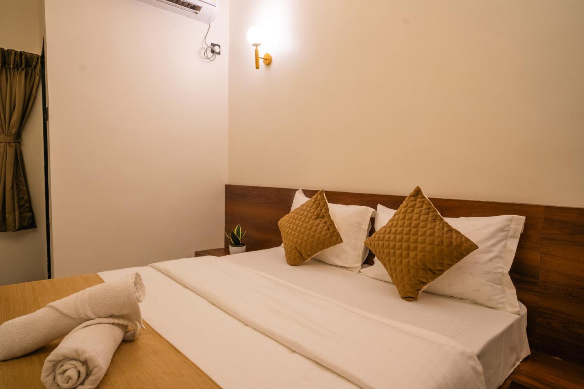 Sapphire Mansion Hotel Alibag Bagian luar foto
