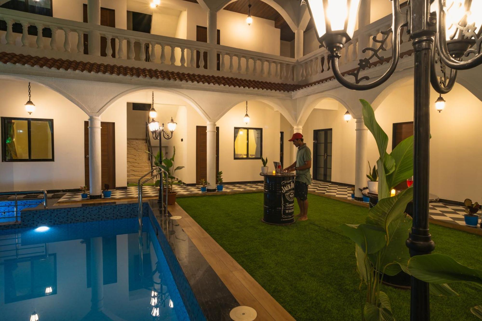 Sapphire Mansion Hotel Alibag Bagian luar foto