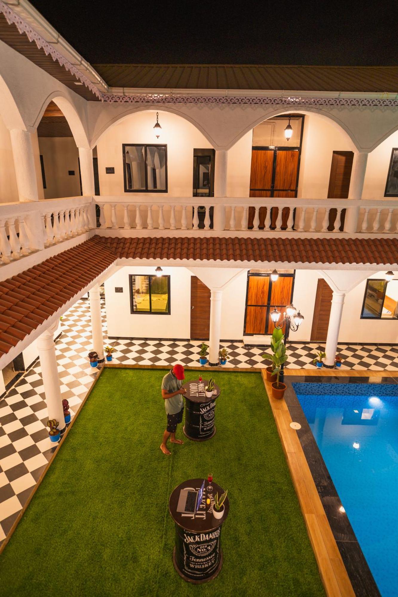 Sapphire Mansion Hotel Alibag Bagian luar foto