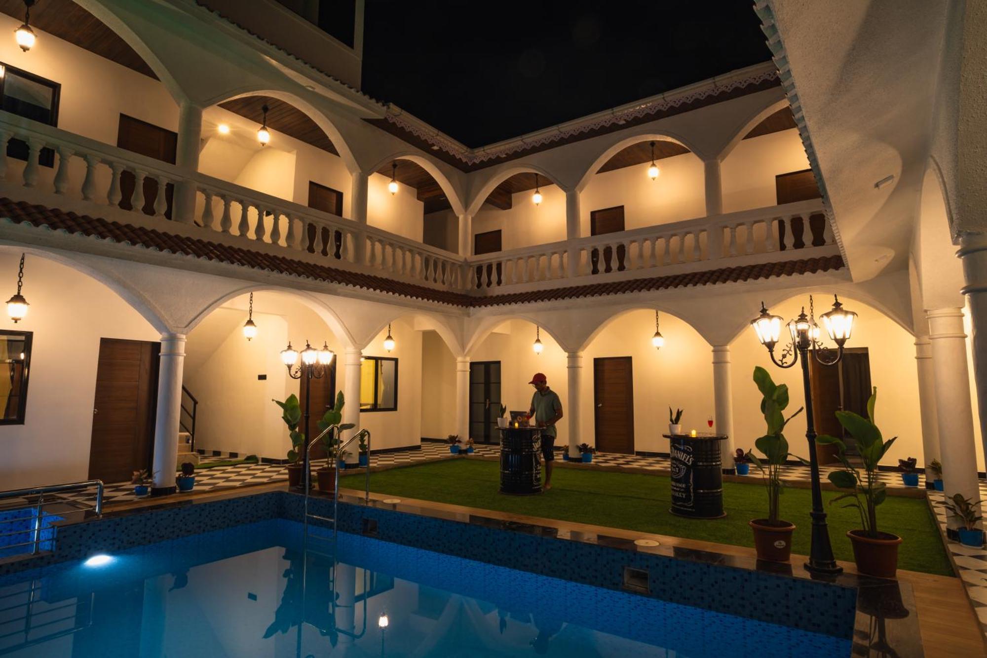 Sapphire Mansion Hotel Alibag Bagian luar foto