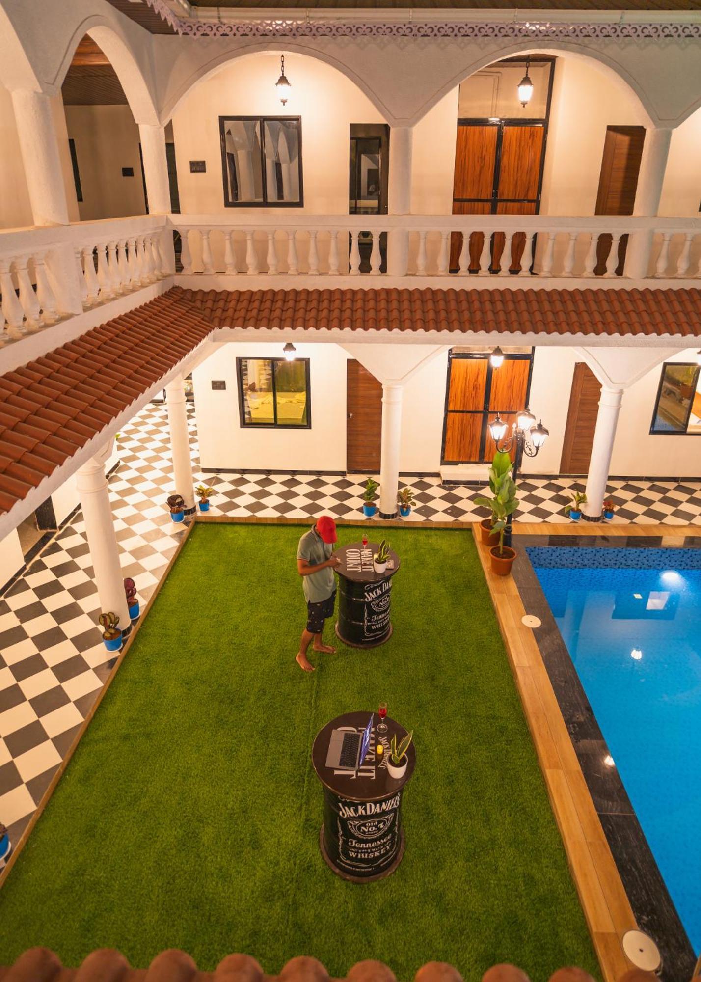 Sapphire Mansion Hotel Alibag Bagian luar foto